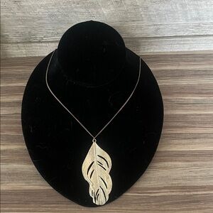 Elegant Gold Feather Pendant Necklace